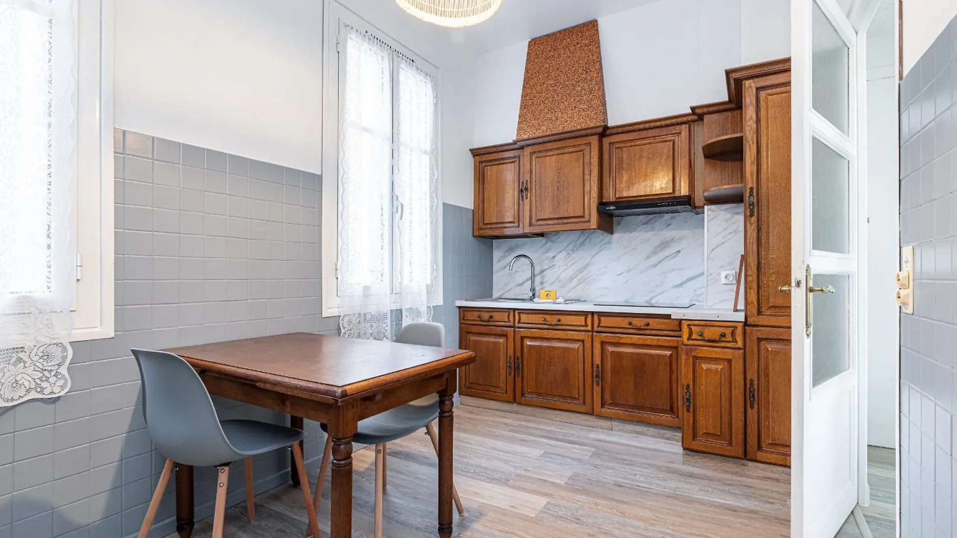 Large Central 2 Bdr & Garage Nizza 0*,